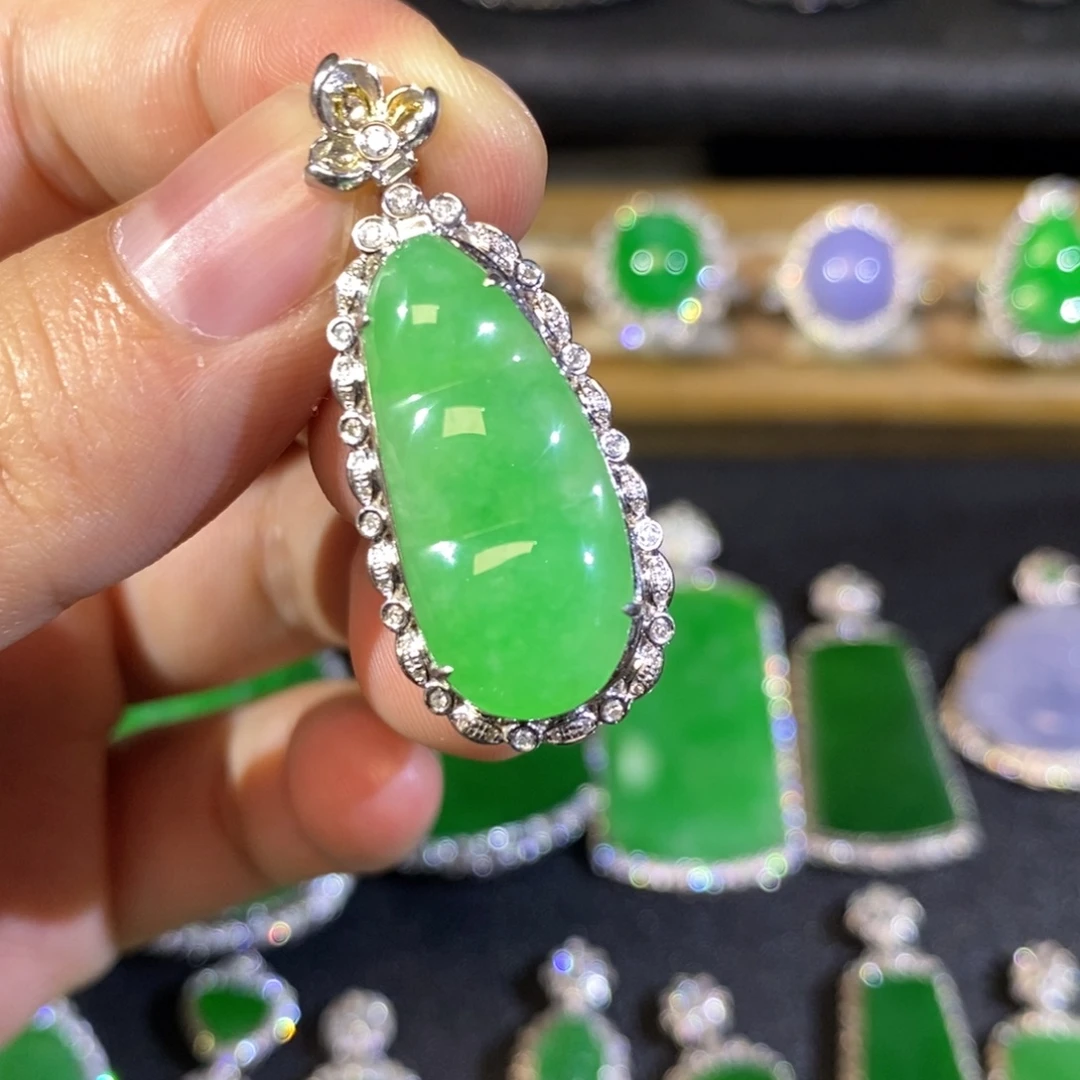 翡翠18K金镶嵌颈饰