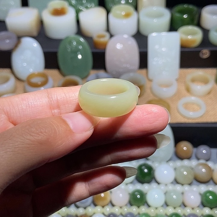 未镶嵌戒指和田玉