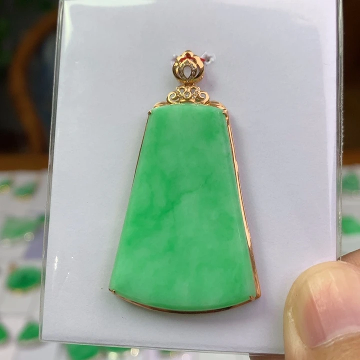 翡翠18K金镶嵌颈饰翡翠