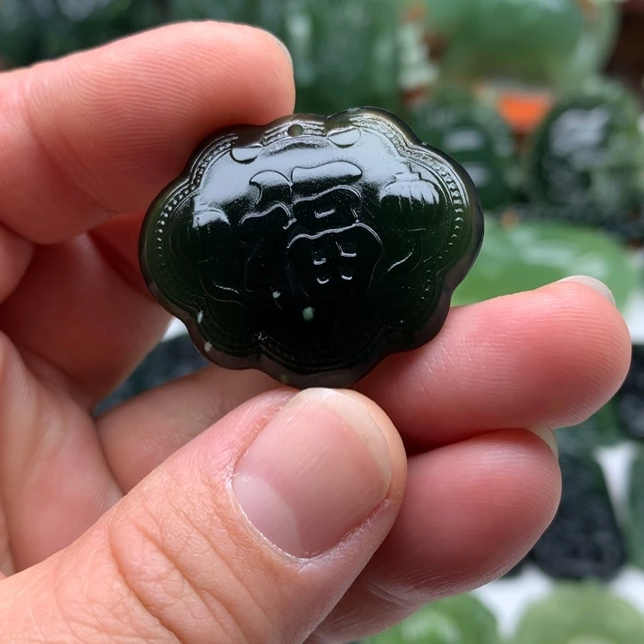 蛇纹石玉颈饰未镶嵌