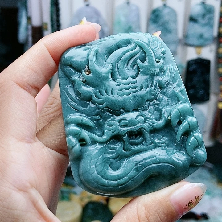 颈饰足铂镶嵌翡翠翡翠