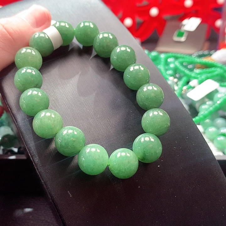 翡翠耳饰未镶嵌翡翠