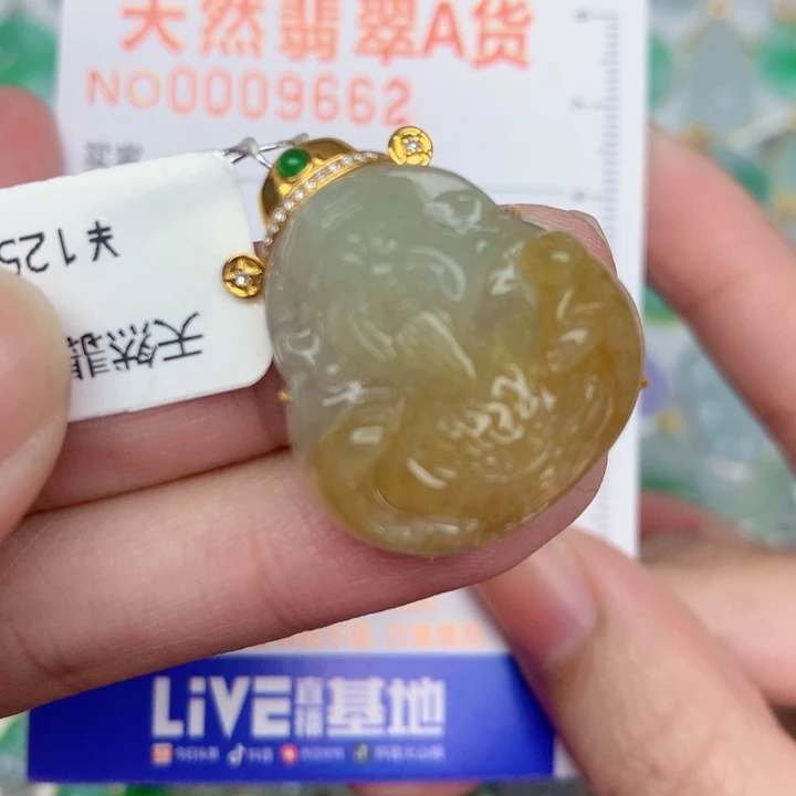 翡翠18K金镶嵌颈饰财神