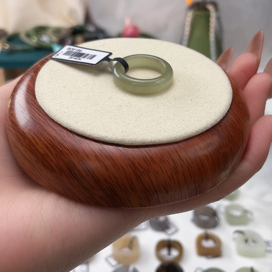 和田玉未镶嵌戒指湖水绿泥鳅背17.2v40