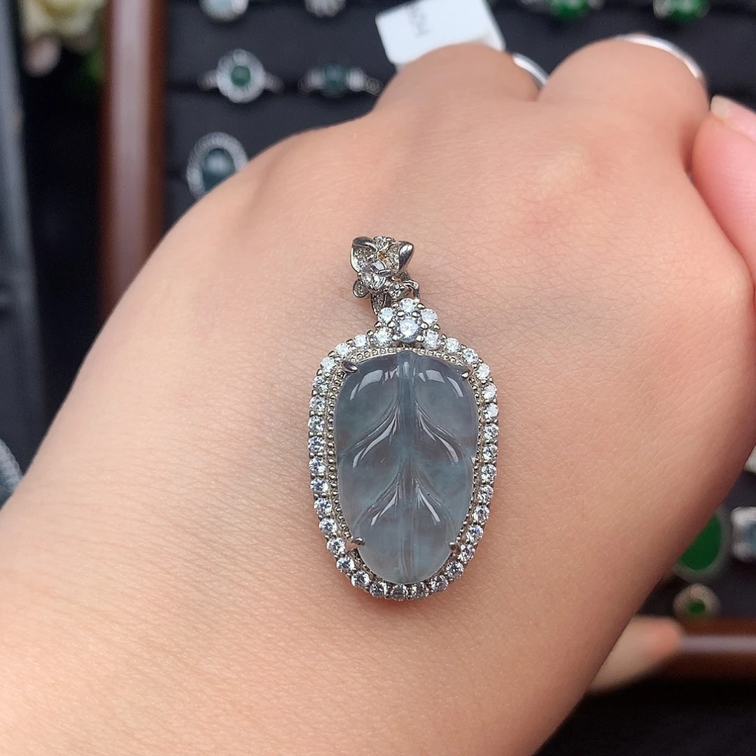 卿***愫翡翠银S925镶嵌颈饰