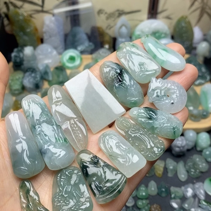 翡翠未镶嵌颈饰小牌子一个