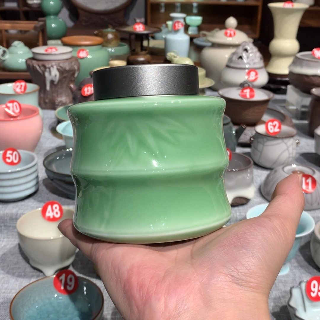 ?*龙泉青瓷茶叶罐一个