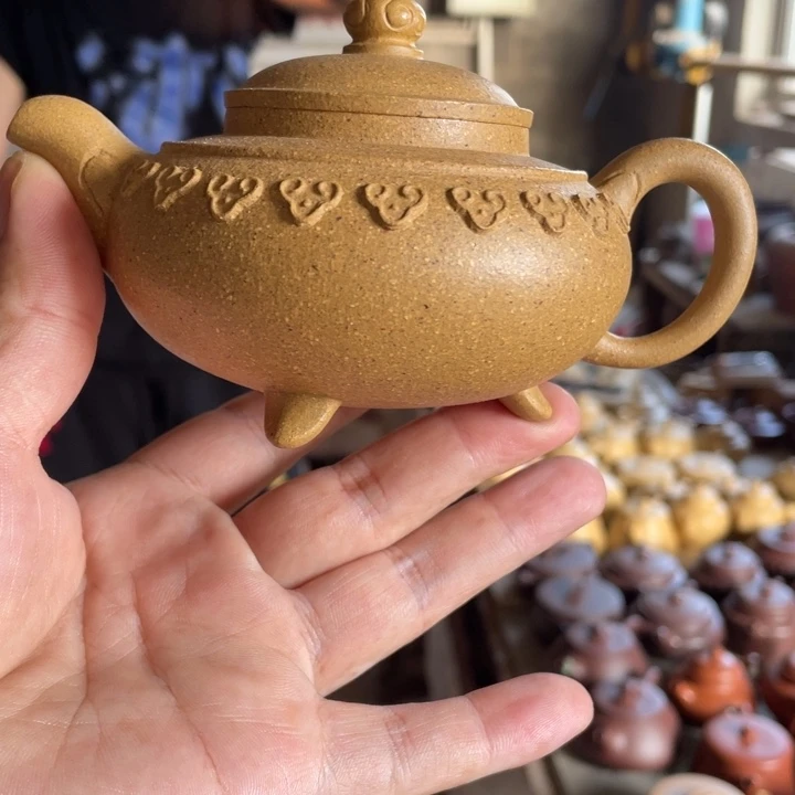 紫砂紫砂云肩如意。  黄金段