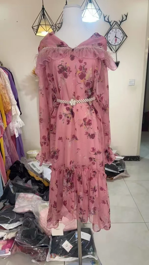 沙滩必备干枯玫瑰花朵晕染手工串珠羽毛连帽长款连衣裙