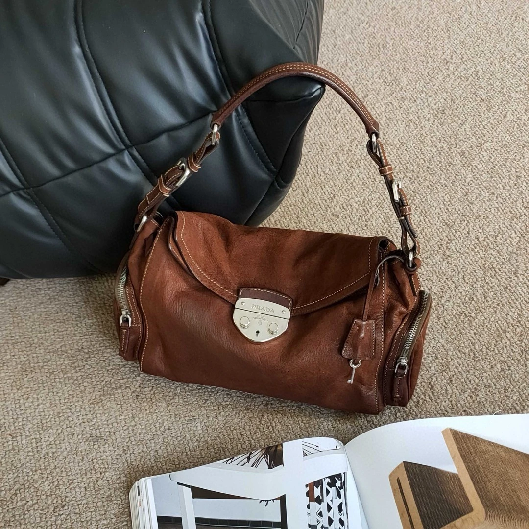 95新 Prada/普拉达 Azul -焦糖色做旧牛皮银扣腋下包39412