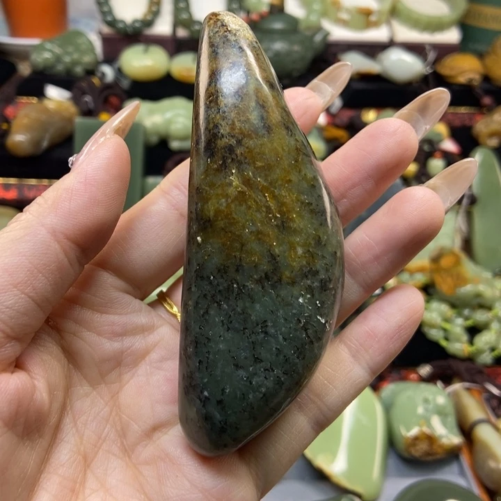 未镶嵌岫岩河磨玉（透闪石质玉）把件