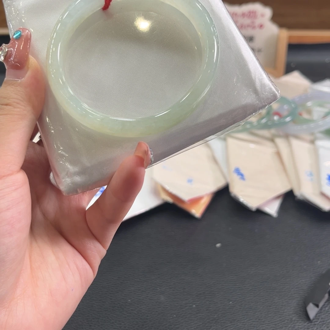 翡翠未镶嵌手镯56贵妃