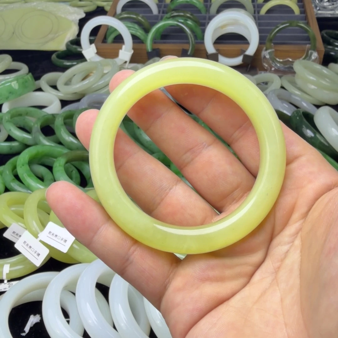 茉***主和田玉未镶嵌手镯