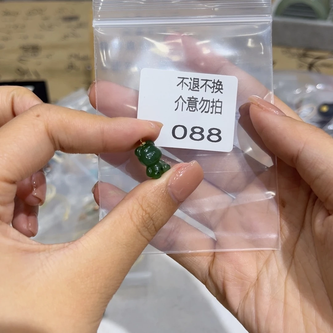 雨***樱和田玉未镶嵌颈饰