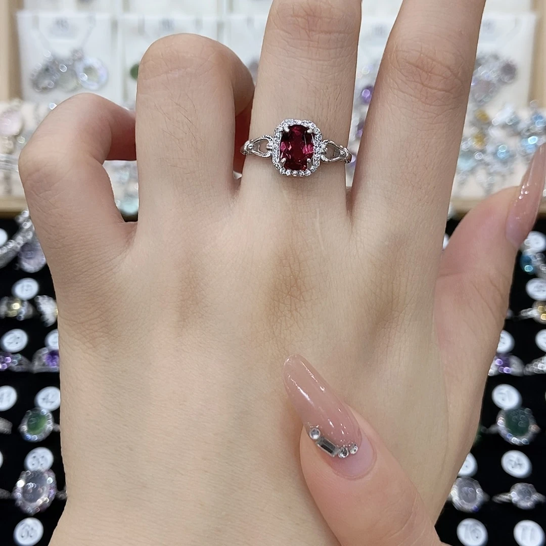 丫***儿银S925镶嵌戒指石榴石