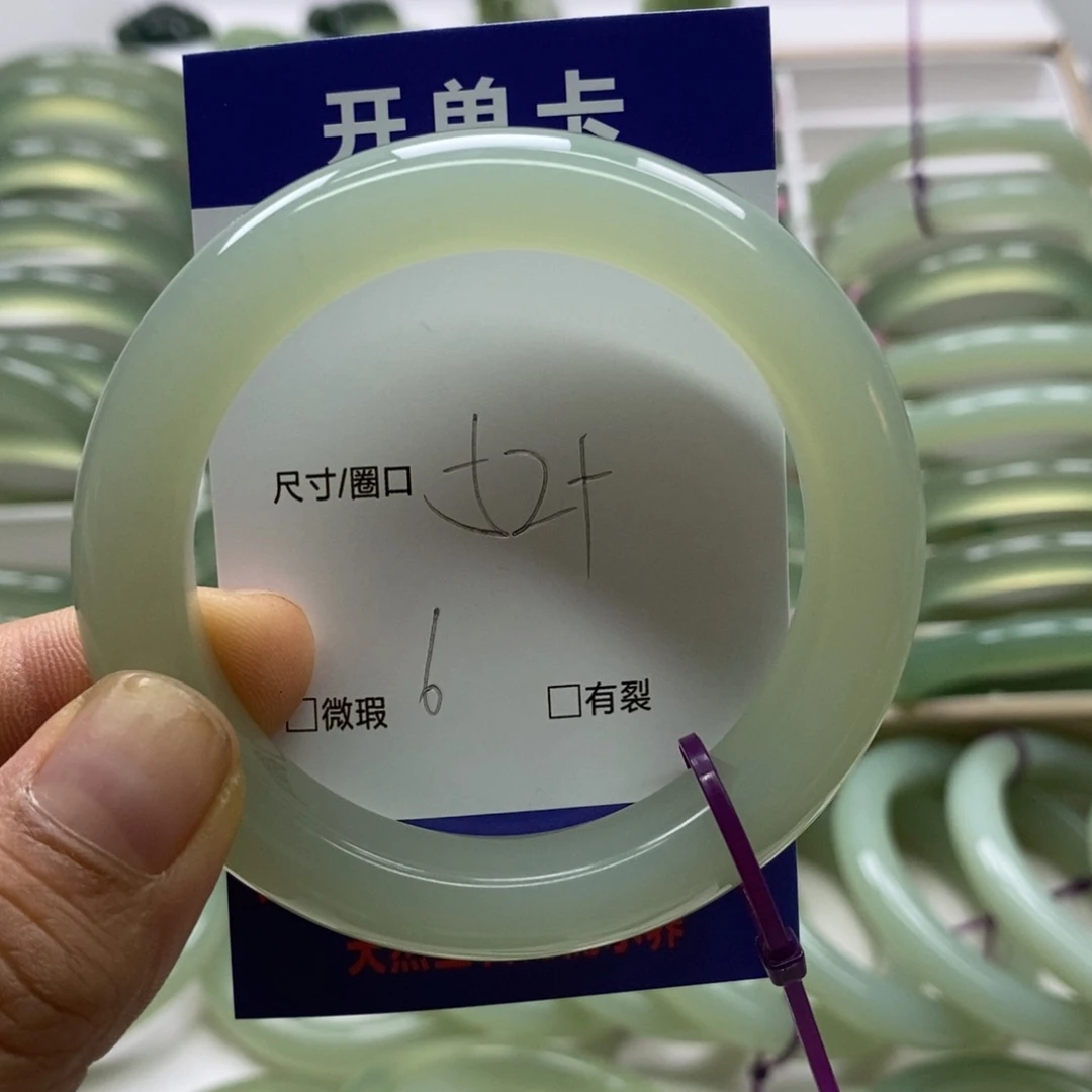 蛇纹石玉手镯未镶嵌一**光