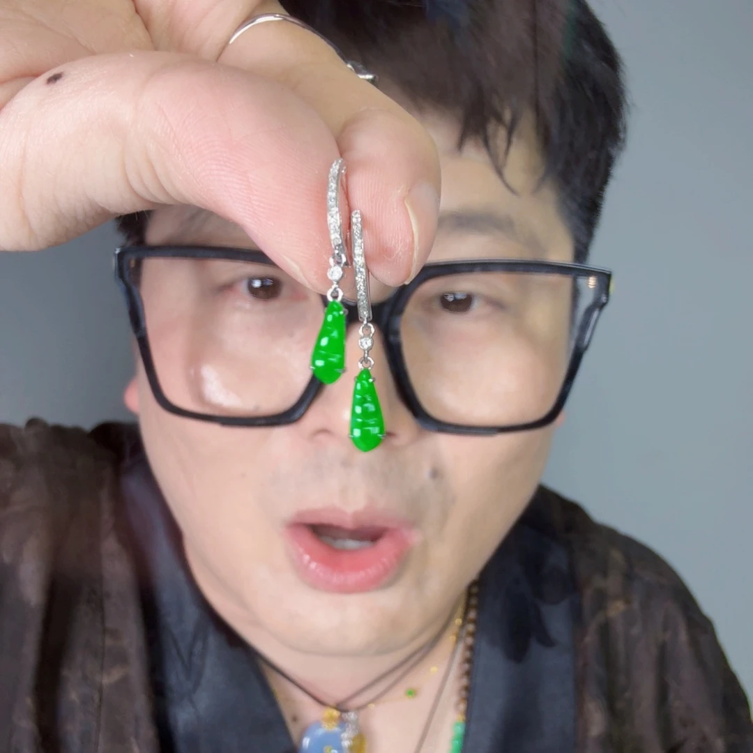 爱***O翡翠18K金镶嵌颈饰一对