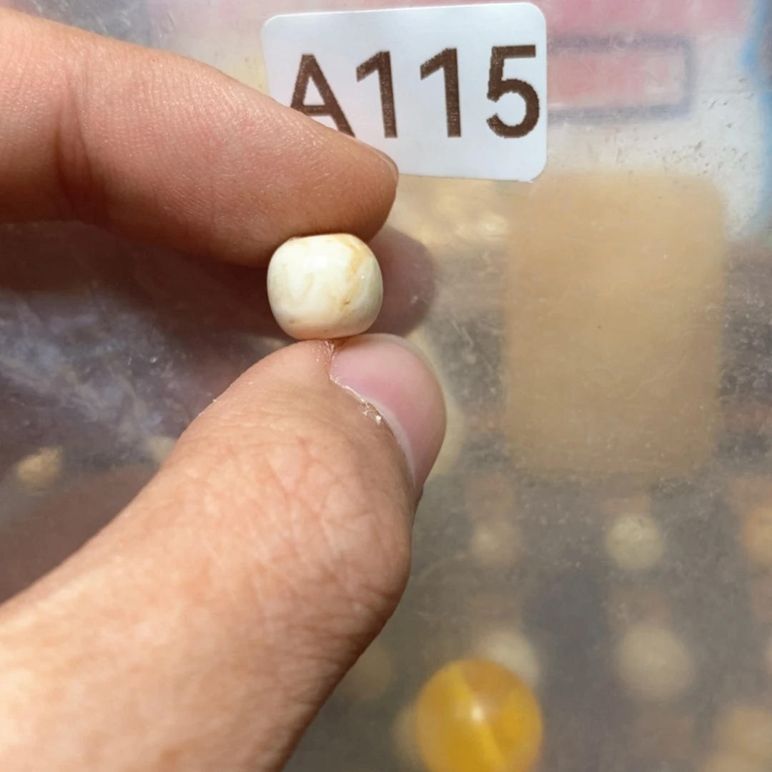 小***头蜜蜡未镶嵌裸石瑕疵