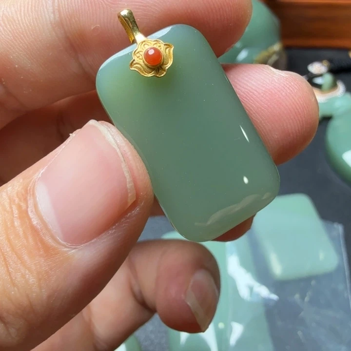 和田玉18K金镶嵌颈饰