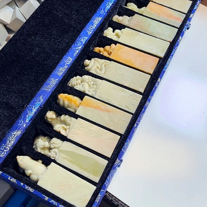 寿山石印石明****室晚上给大家