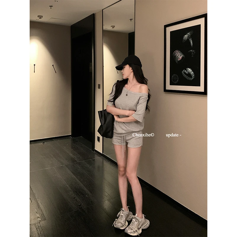 何晨曦 懒人天菜休闲夏灰白色套装女斜肩短袖直筒运动短裤T0972A
