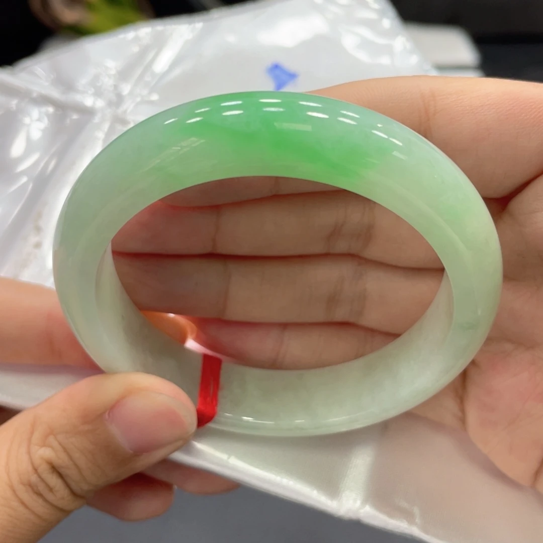 翡翠手镯未镶嵌翡翠