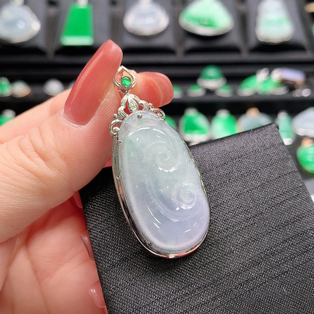 翡翠18K金镶嵌颈饰如意