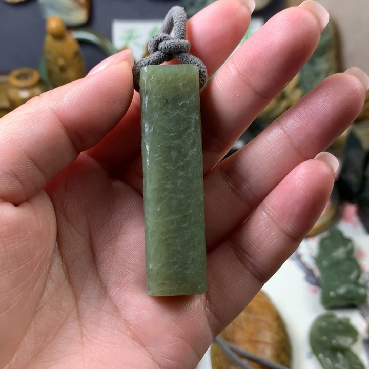 透闪石质玉挂件未镶嵌