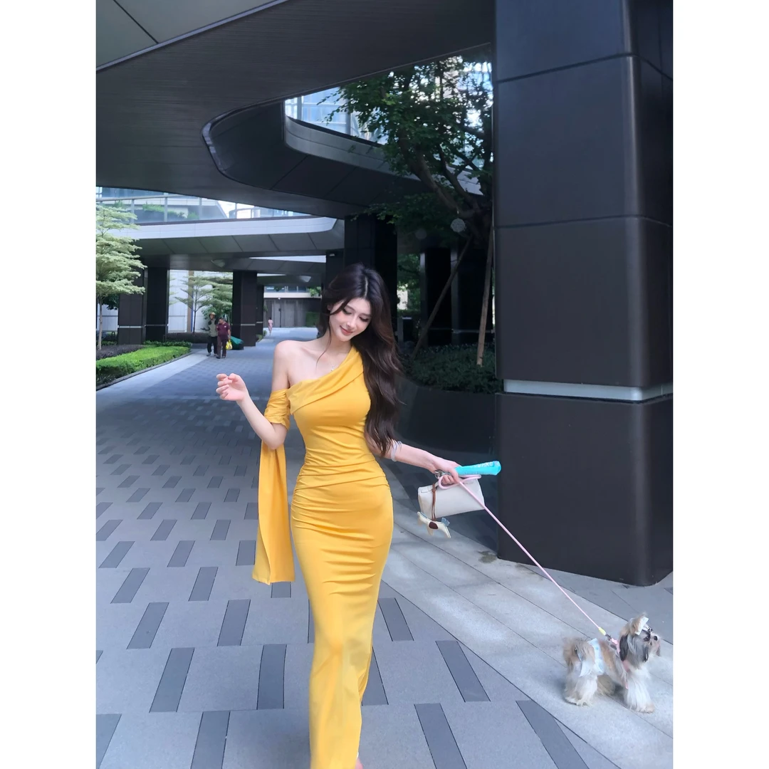法式气质别致绝美斜肩包臀连衣裙修身显瘦辣妹长裙