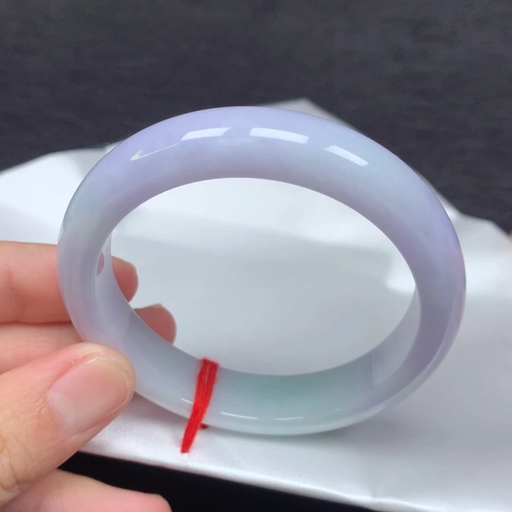 翡翠手镯未镶嵌。