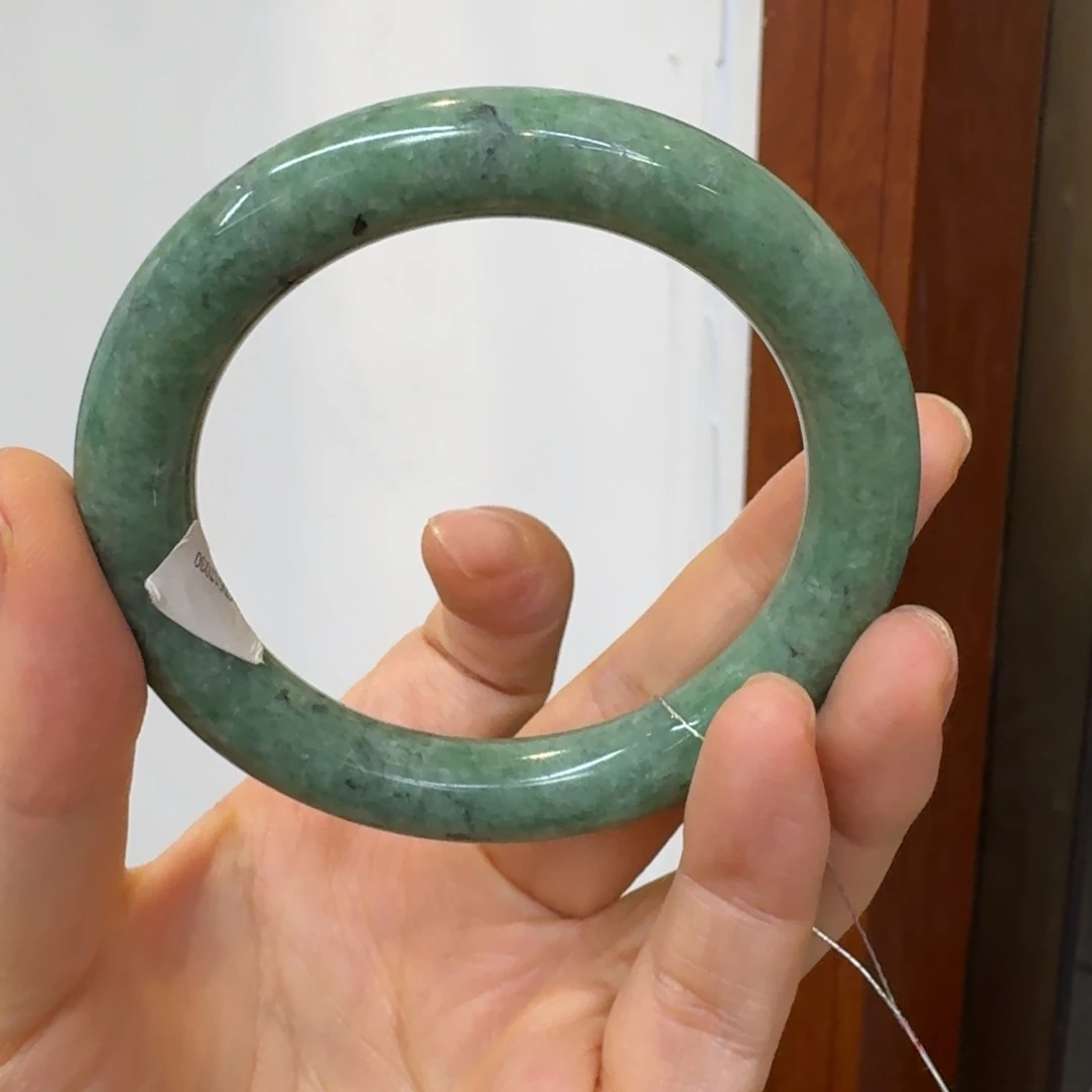 未镶嵌手镯翡翠需要包容