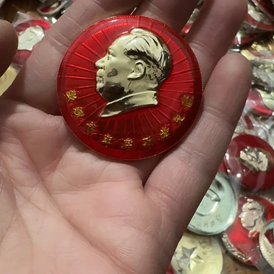 红***>其他普通金属圆形红色人物像章