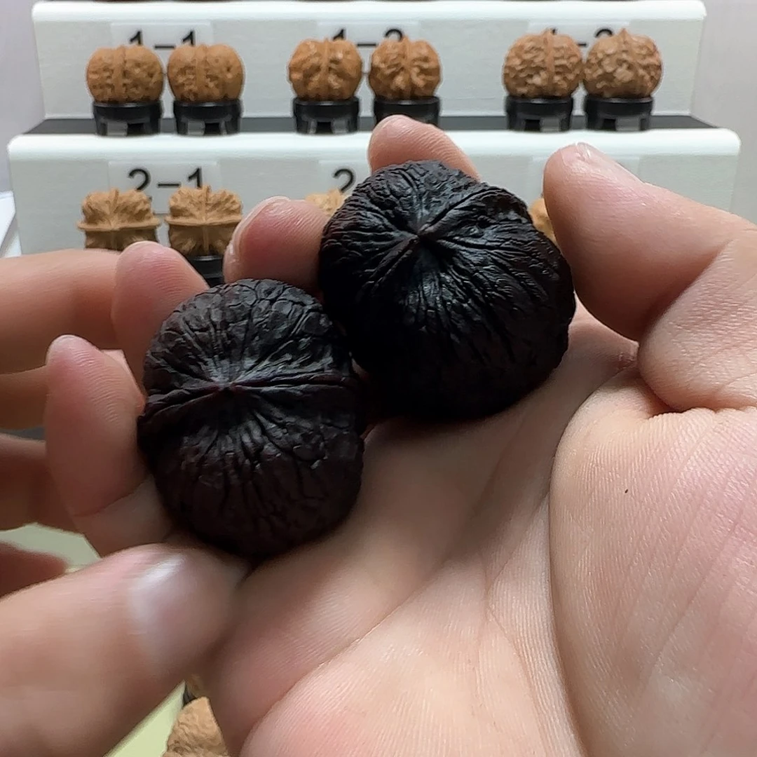文玩核桃吊坠吕***?黑煤球地闷