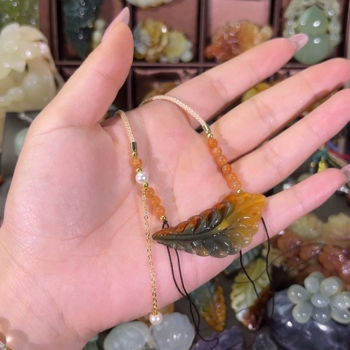 蛇纹石玉合金颈饰苞*