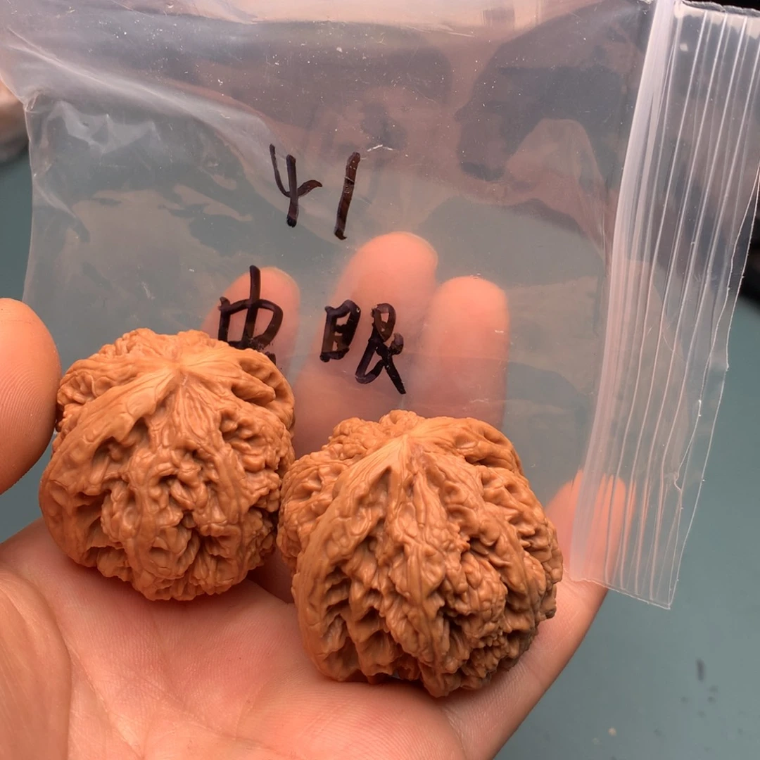 文玩核桃把件白****?粗筋虫眼41