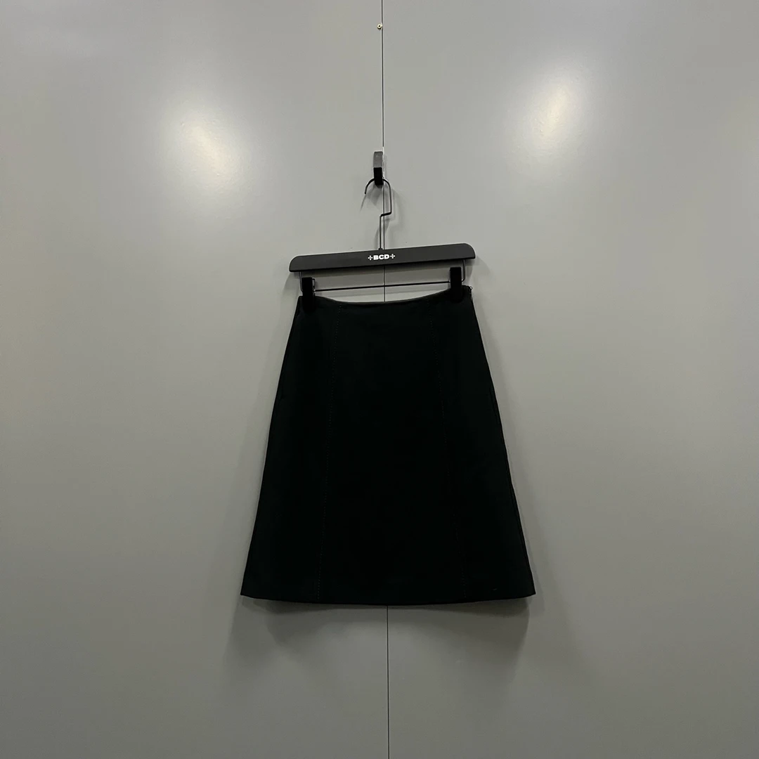 未使用 Prada/普拉达 tt2 黑色A字半身裙 36码/全新/606255