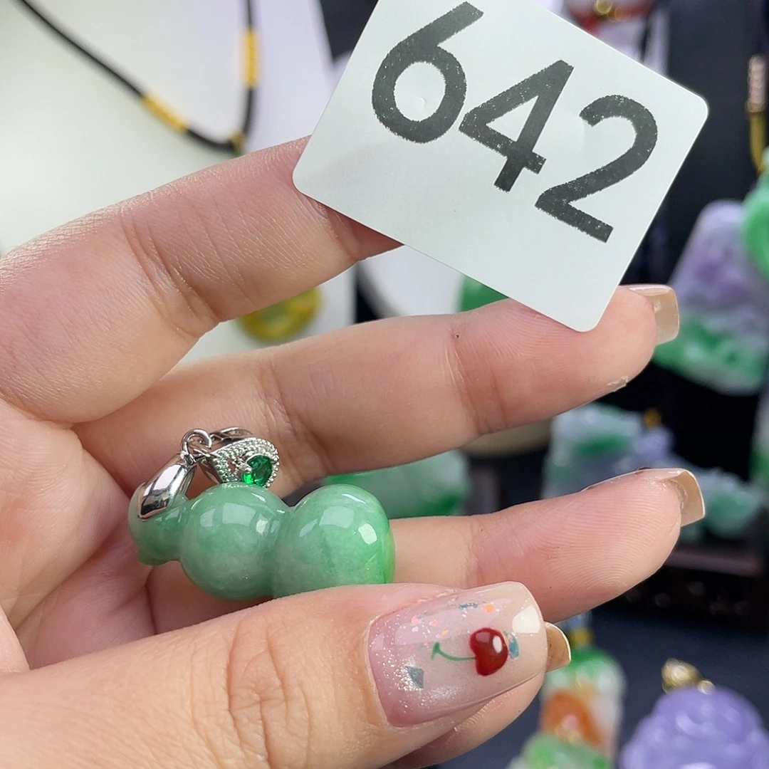 翡翠未镶嵌吊坠(赠链)