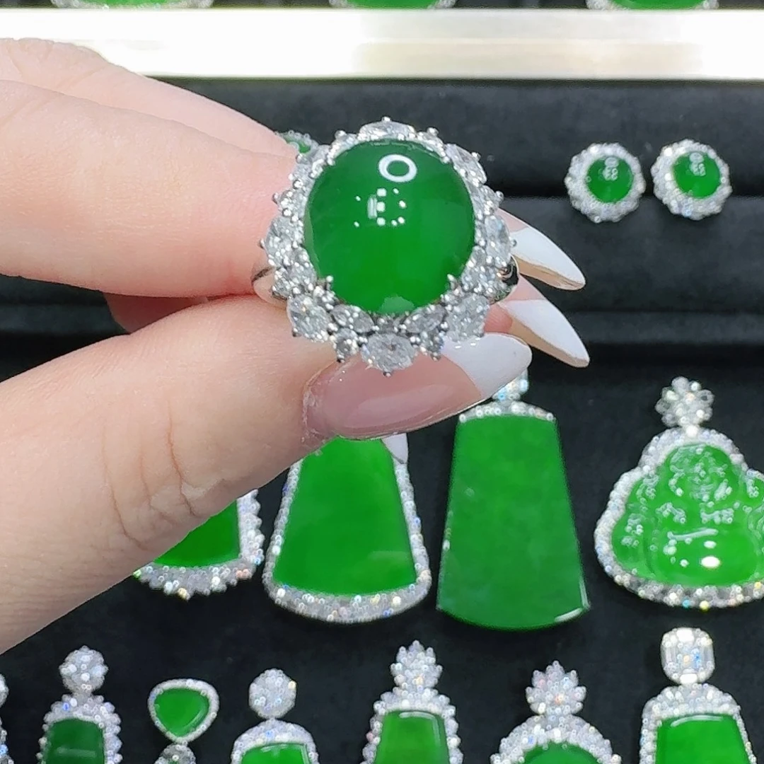 翡翠18K金镶嵌戒指蛋面