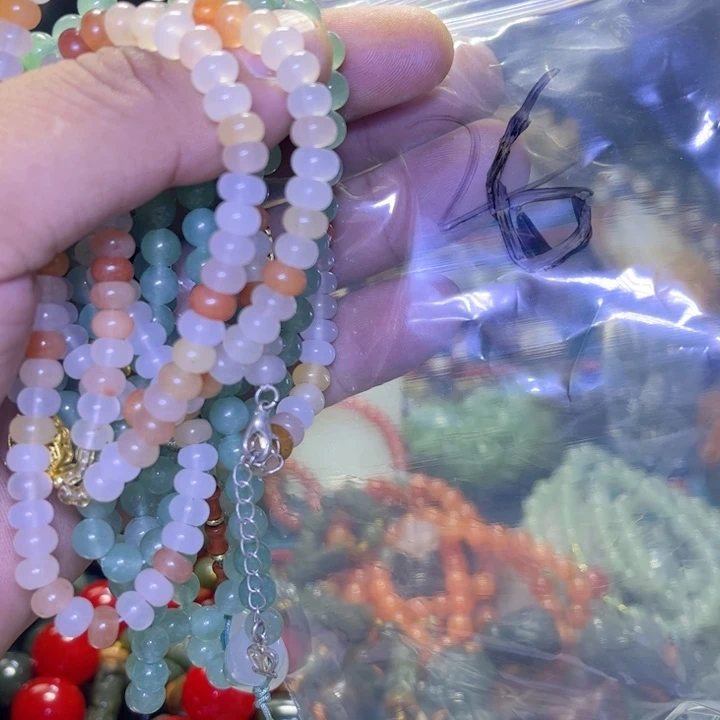 邓***儿石英质玉未镶嵌颈饰