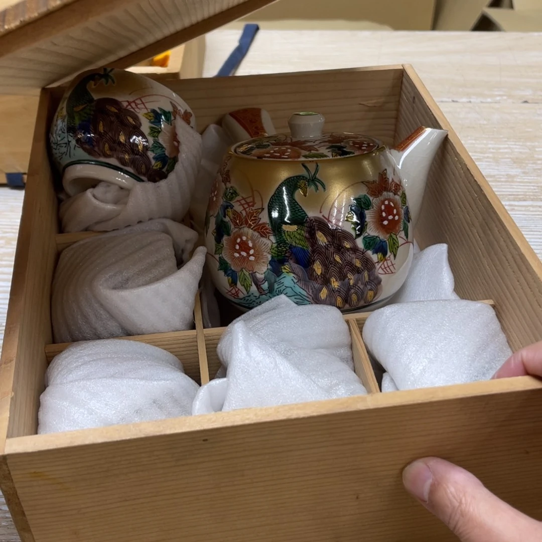 瓷片暗**影密密麻麻地排列着一个