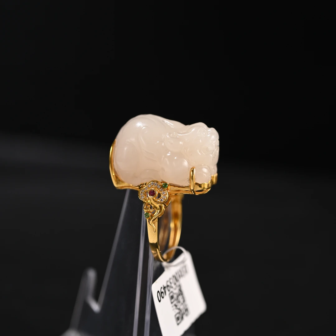 LOT8833 2511110059和田玉貔貅戒指/保利