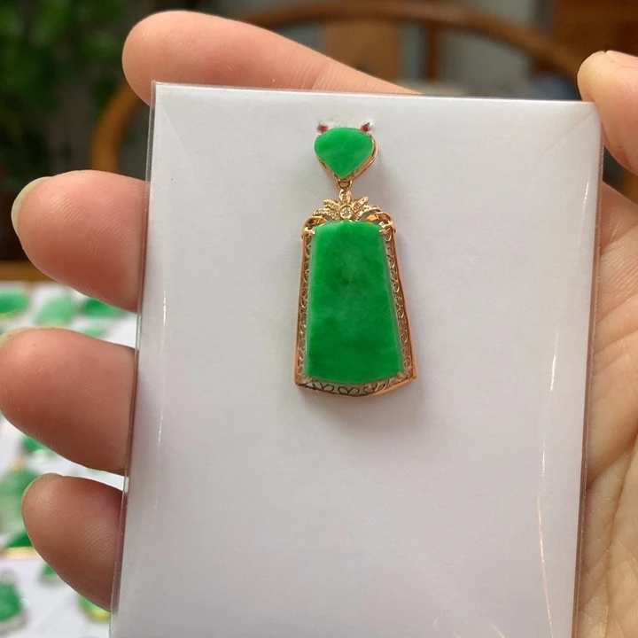 翡翠颈饰18K金镶嵌新*翡翠吊坠