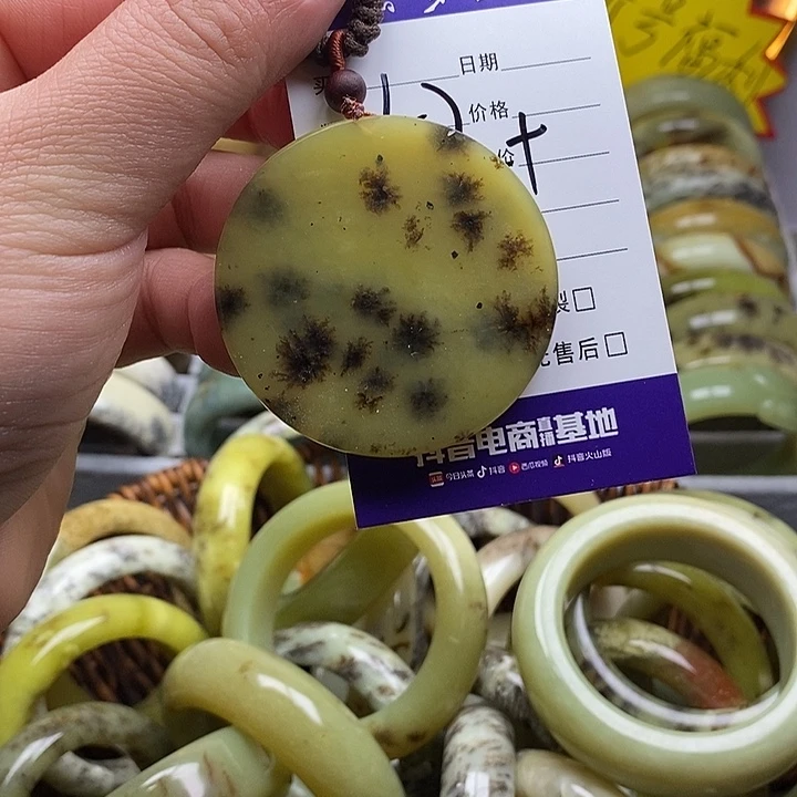 未镶嵌蛇纹石玉颈饰