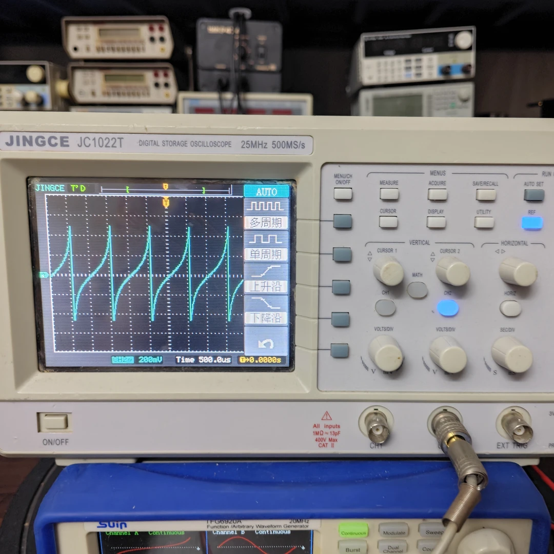 双通道25M带宽数字示波器（外壳破生锈）