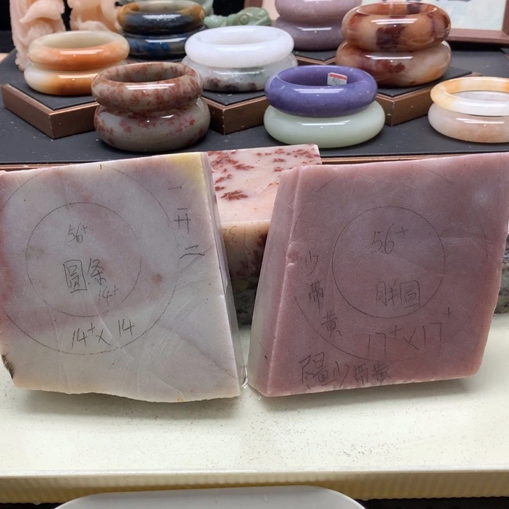 小***觉石英质玉（非洲翠）未镶嵌手镯