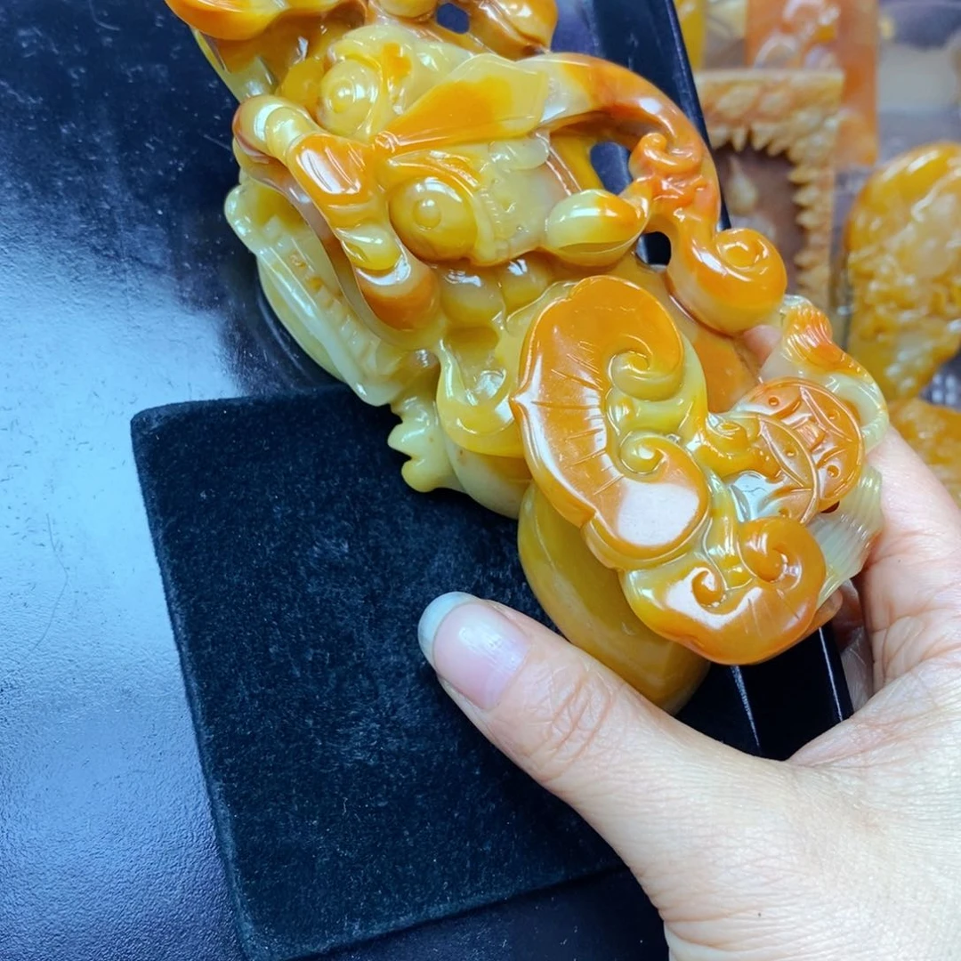 未镶嵌石英质玉（黄龙玉）颈饰