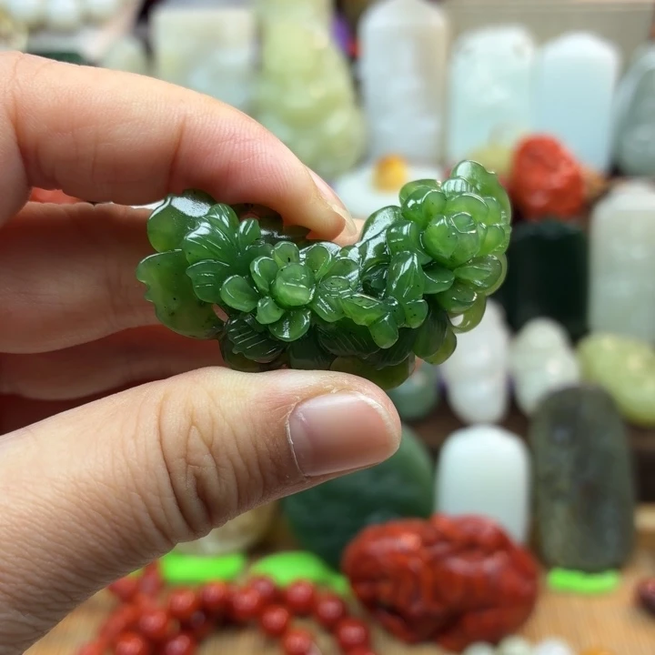 素***华和田玉未镶嵌颈饰