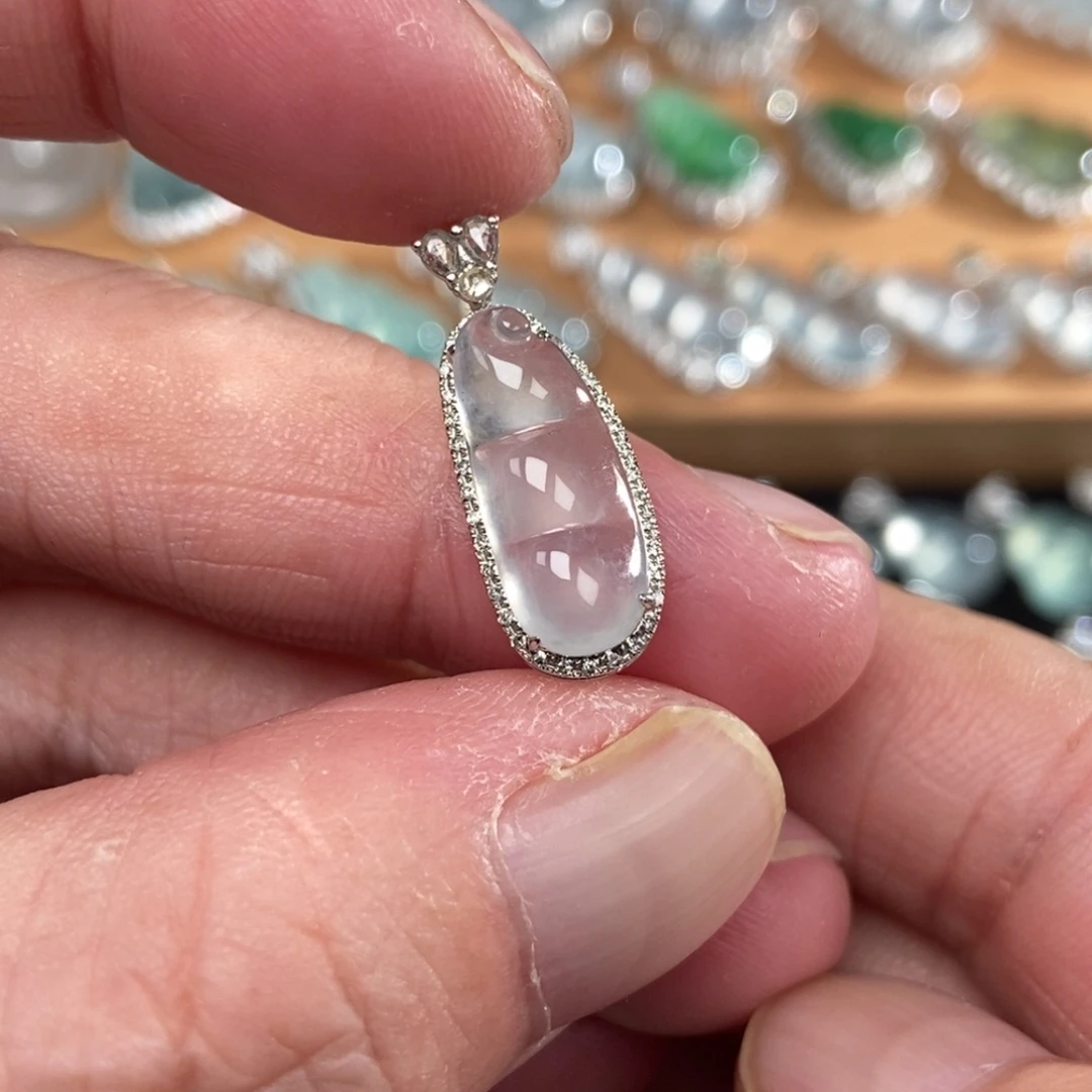 颈饰18K金镶嵌翡翠豆子