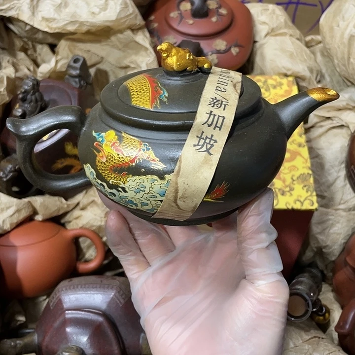 茶壶紫砂原矿泥料，手工制作的一把茶壶。