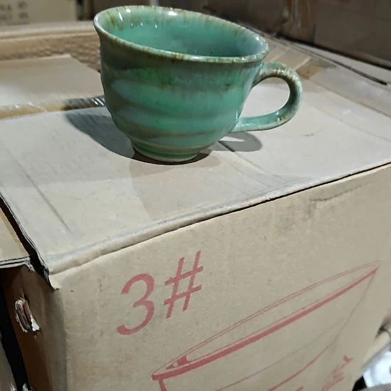 盘子碗茶壶啥都有